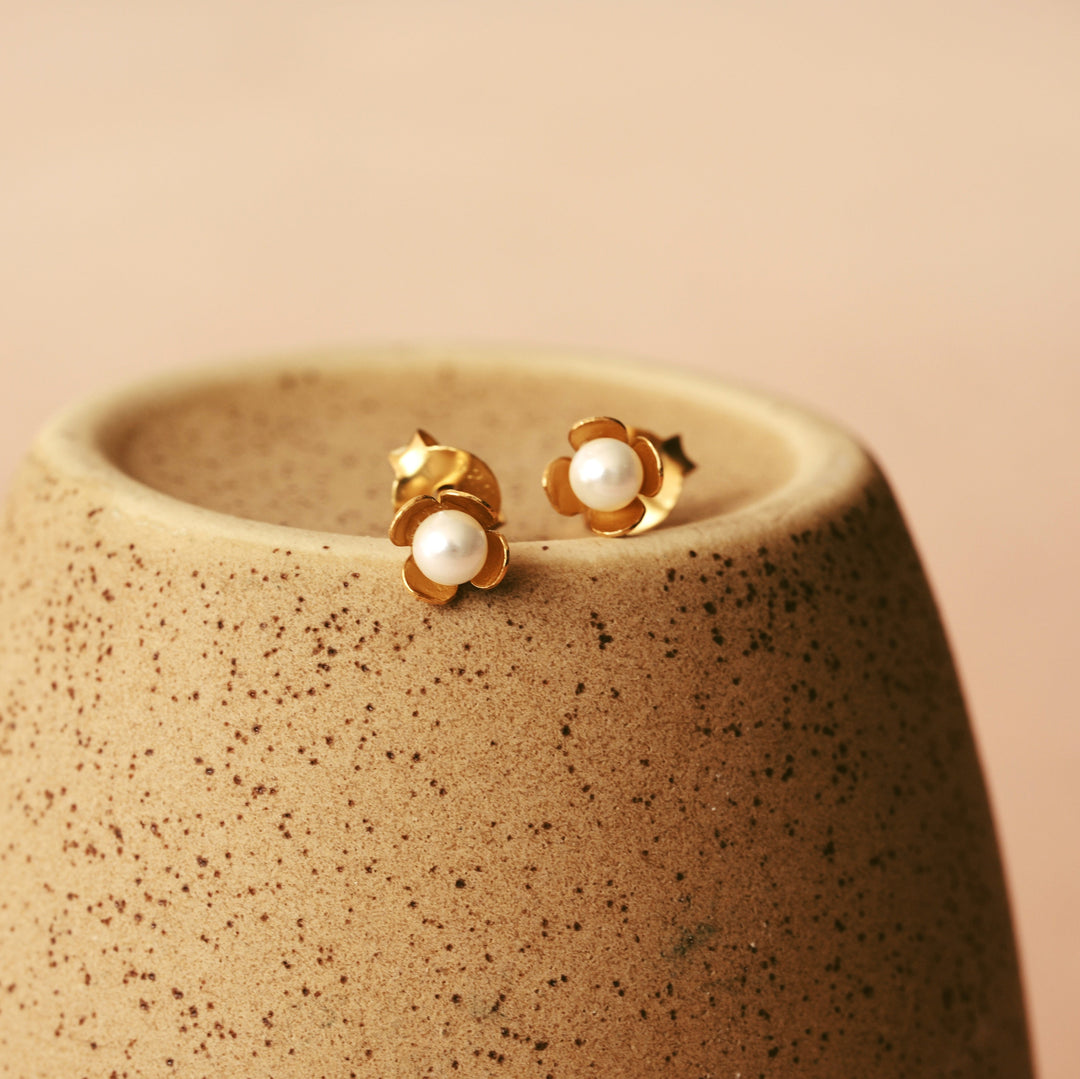 Schöne goldene Ohrstecker mit Blumen und Süßwasserperlen, Perlen Ohrringe aus vergoldetem 925 Silber, hypoallergen, wasserfest