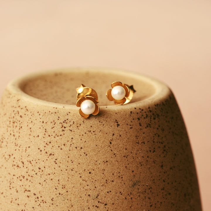 Schöne goldene Ohrstecker mit Blumen und Süßwasserperlen, Perlen Ohrringe aus vergoldetem 925 Silber, hypoallergen, wasserfest