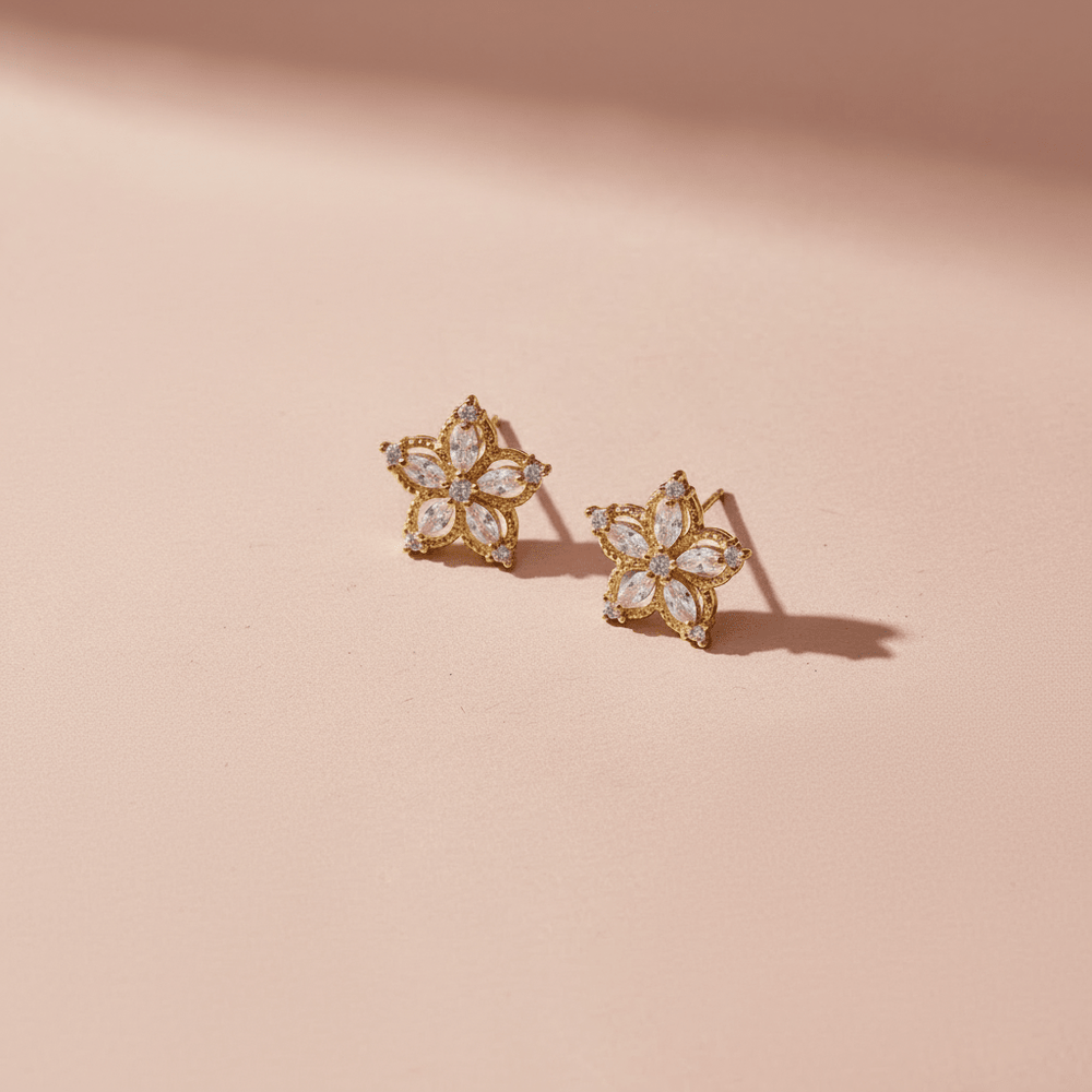 Clean Girl Schmuck: Goldene Ohrstecker mit Schneeflocke und hellblauen Glitzer-Steinen, besondere Ohrringe aus vergoldetem 925 Silber
