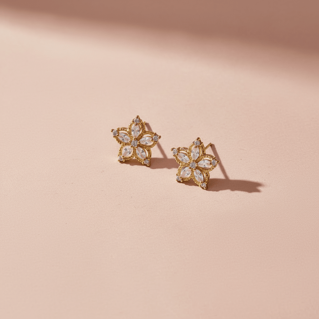 Clean Girl Schmuck: Goldene Ohrstecker mit Schneeflocke und hellblauen Glitzer-Steinen, besondere Ohrringe aus vergoldetem 925 Silber