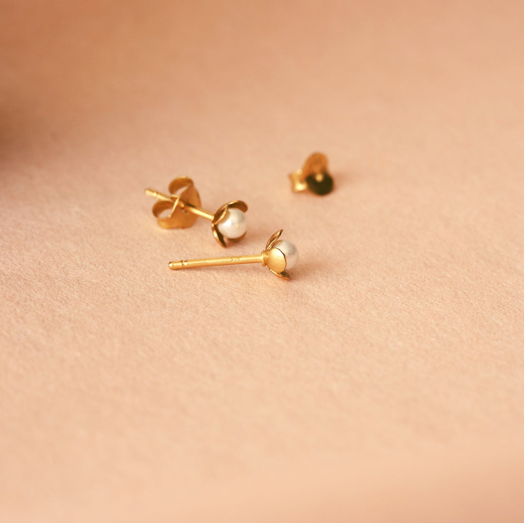 Goldene Ohrstecker für das obere Ohr mit Blumen und Süßwasserperlen, Perlenohrringe aus vergoldetem 925 Silber, hypoallergen, wasserfest