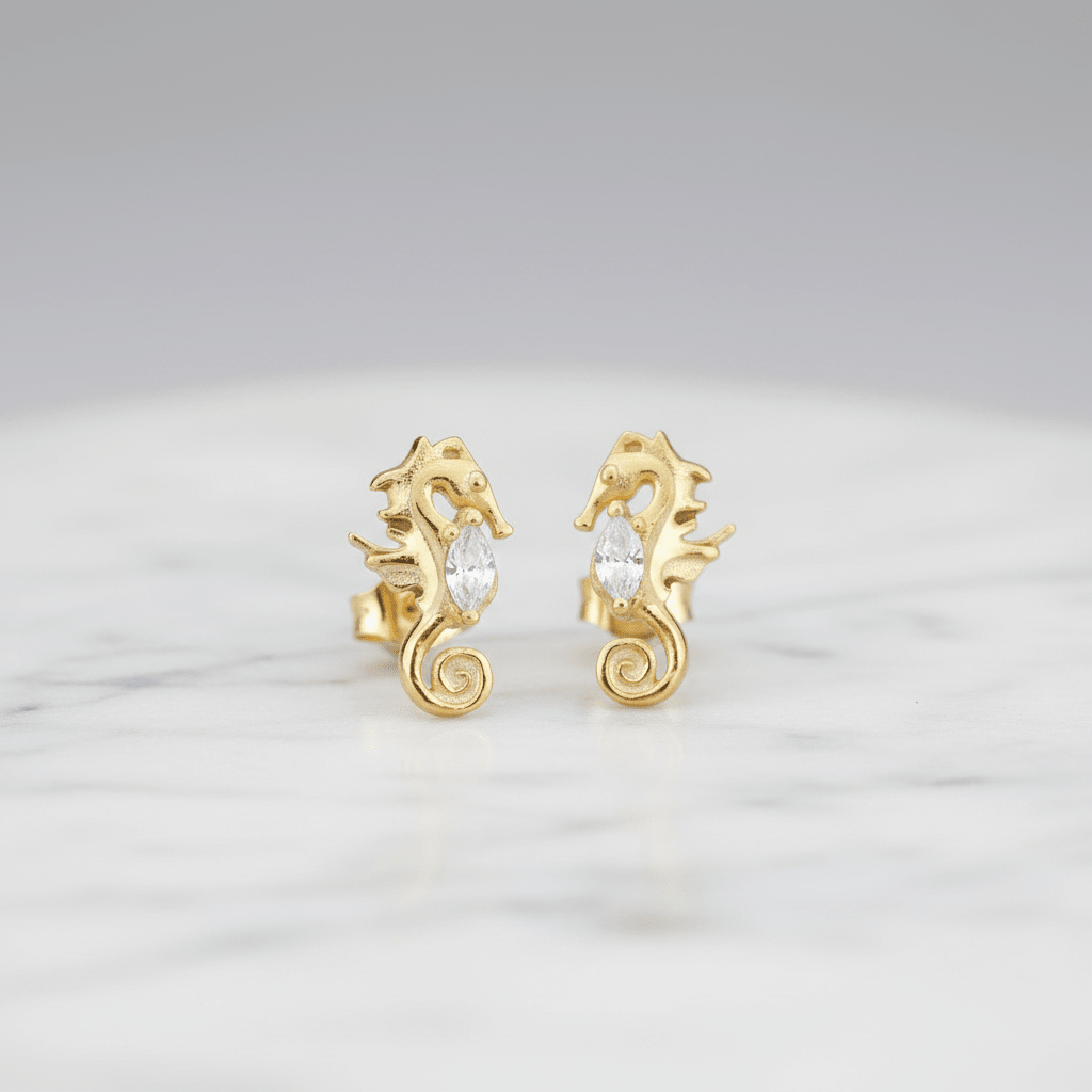 Kleine Ohrringe mit Seepferdchen, Seepferdchen Schmuck für Frauen, moderne Ohrstecker mit Meerestier aus vergoldetem Silber