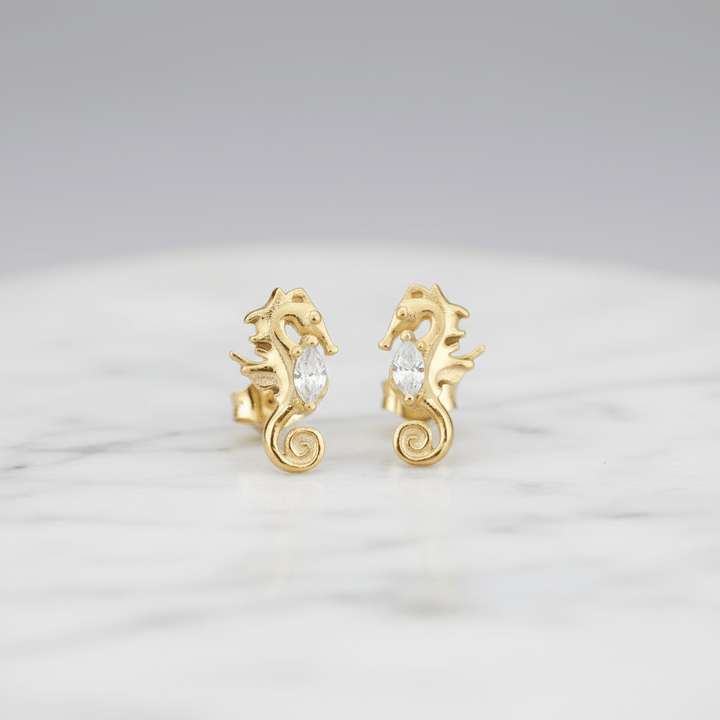 Kleine Ohrringe mit Seepferdchen, Seepferdchen Schmuck für Frauen, moderne Ohrstecker mit Meerestier aus vergoldetem Silber