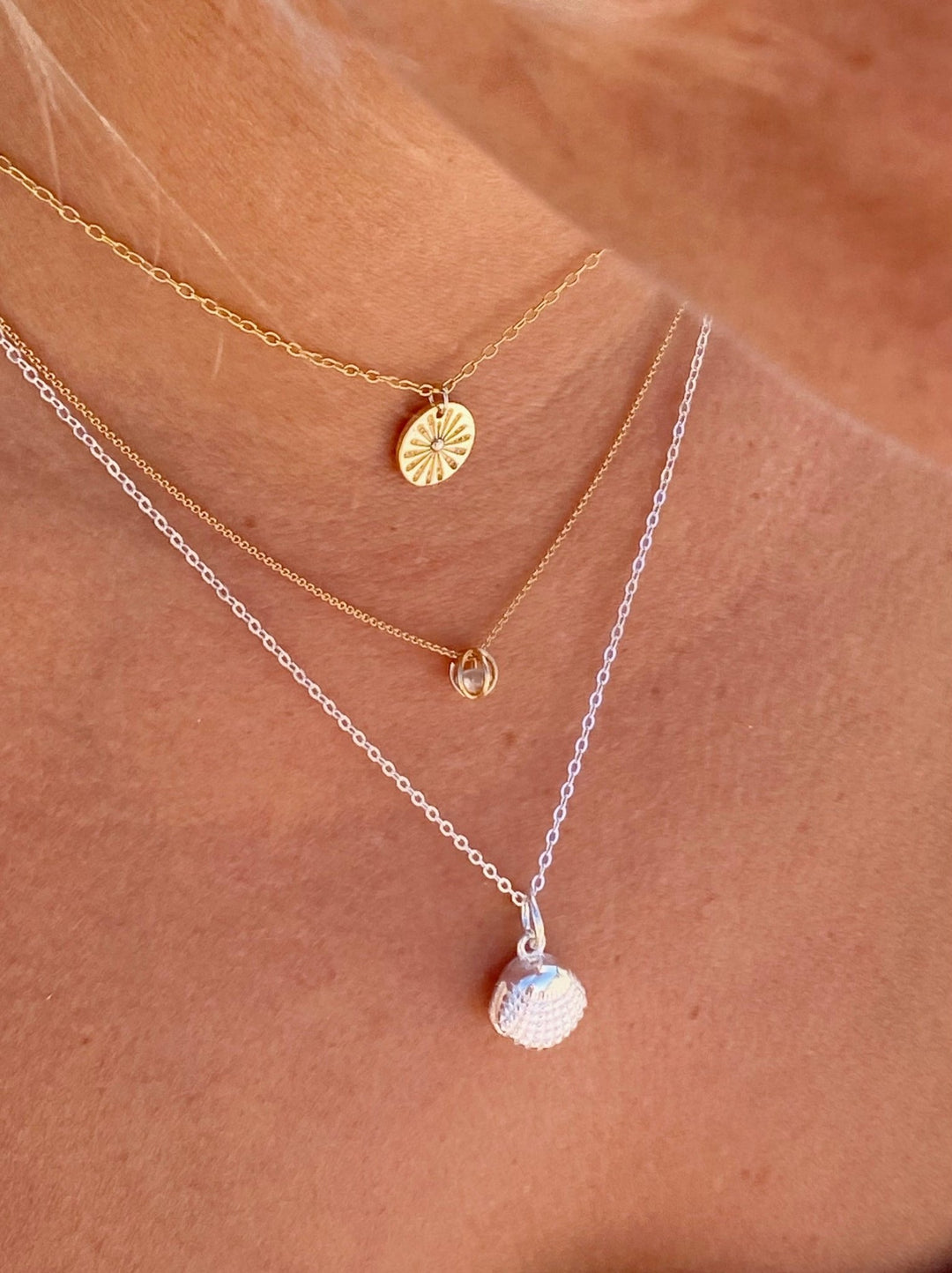 Zarte Sonnenkette im Sommer am Strand getragen