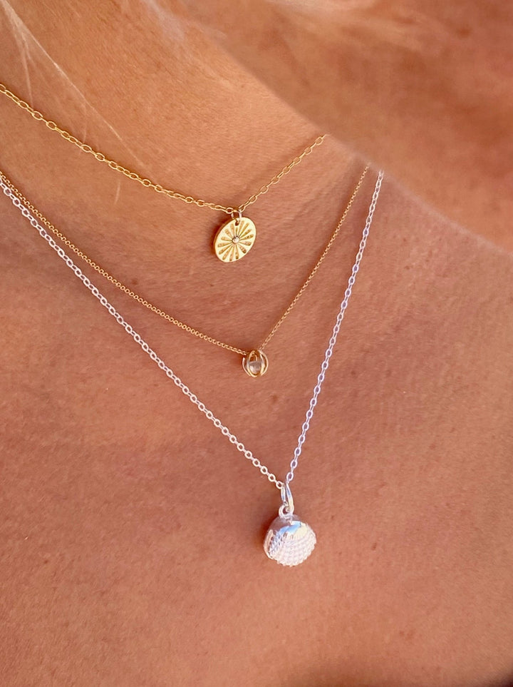 Zarte Sonnenkette im Sommer am Strand getragen