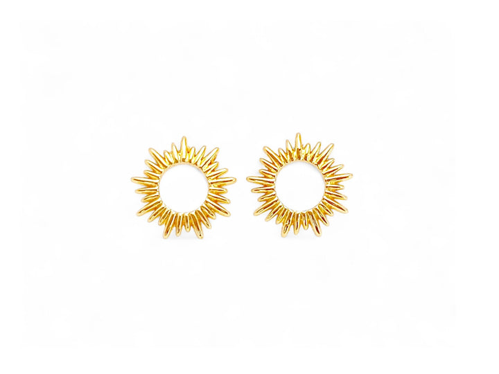 Minimalistische goldene Sonnen Ohrstecker aus hautfreundlichem 925 Sterlingsilver von Alicia's Diary