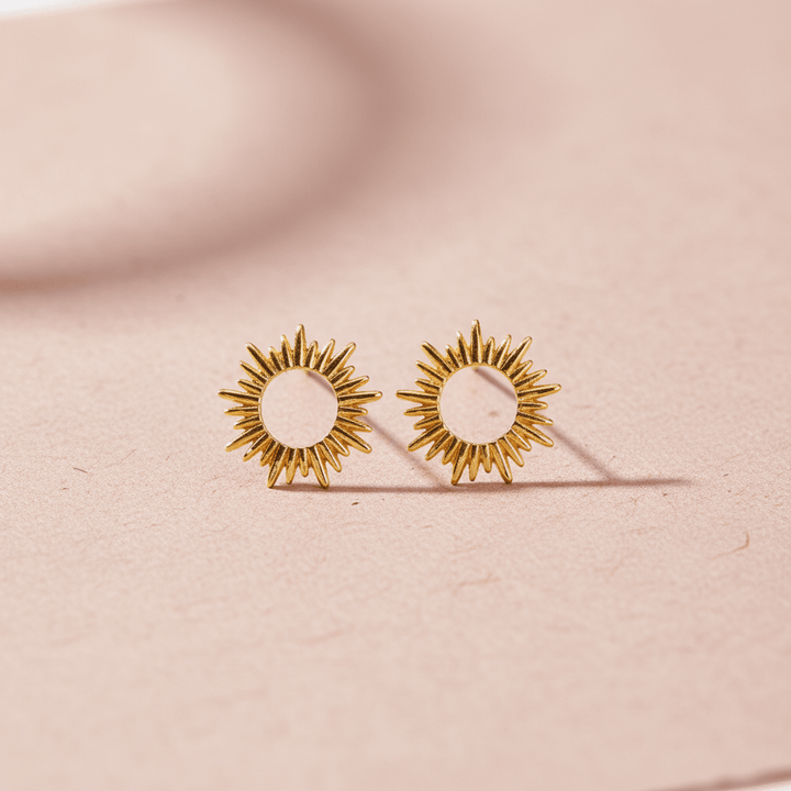Goldene moderne Ohrringe, Ohrstecker mit Sonne, Beach Ohrringe gold, wasserfeste Sonnen Ohrstecker in Gold, beliebter Schmuck