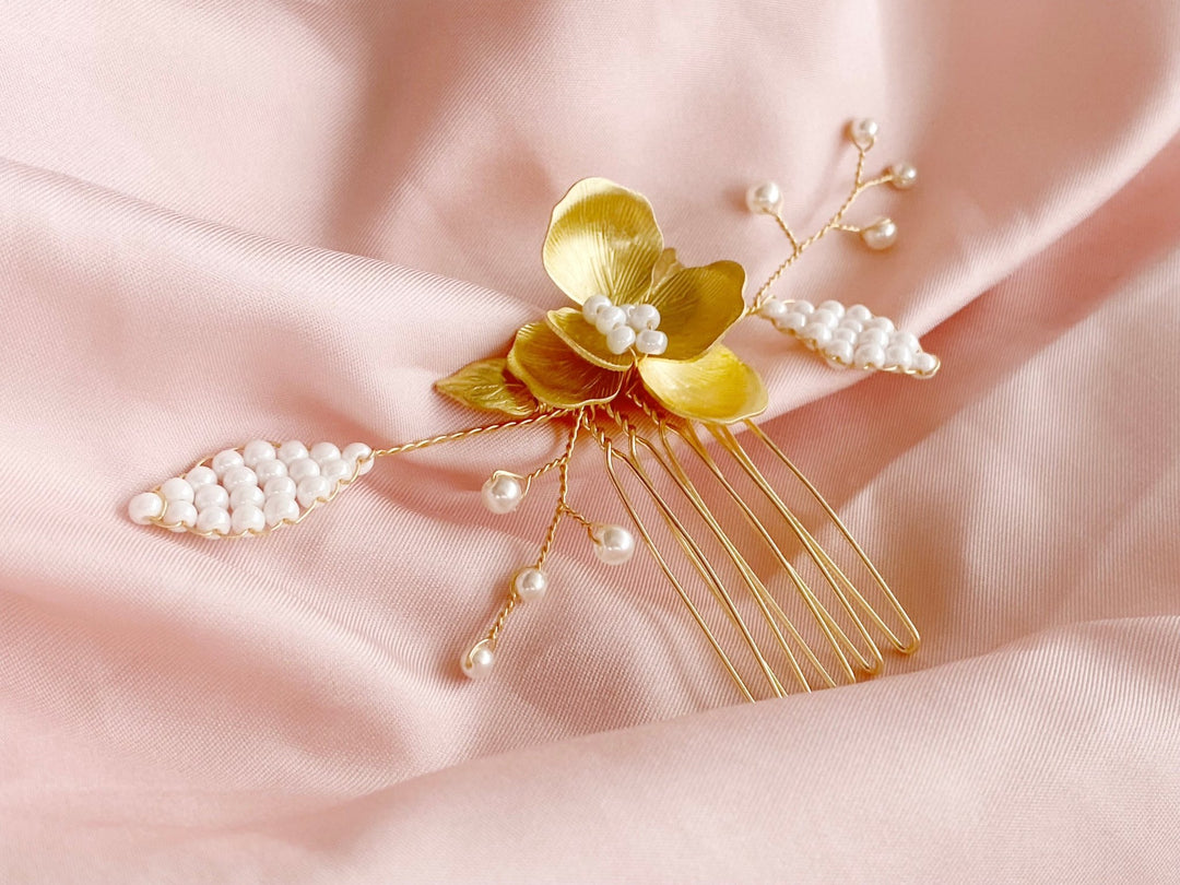 Vintage Braut Haarstyling, goldener Kamm mit goldener Blume und Perlen für dein Vintagekleid von Alicia's Diary