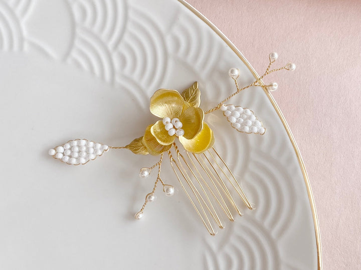 Dezenter Haarschmuck mit goldenen Blumen und Perlen aus dem Braut Accessoires Shop Alicia's Diary