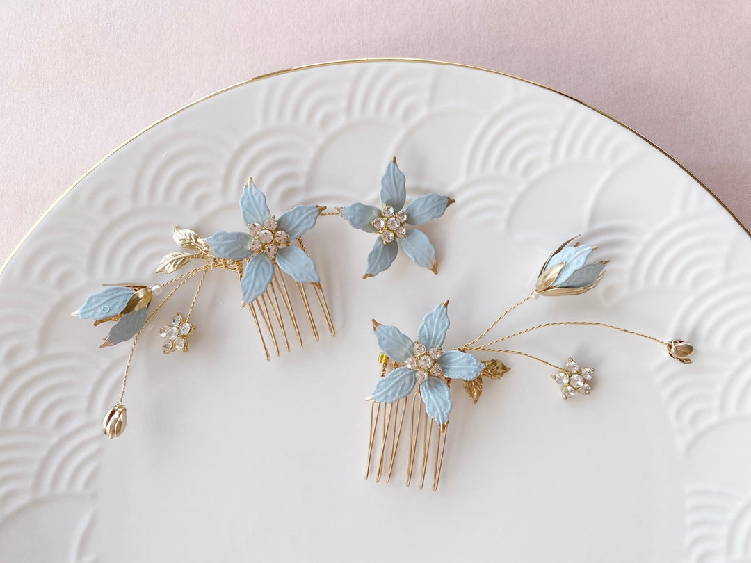 Goldenes Schmuckset für Bräute, Hochzeit mit Glitzer und blauen Blumen aus dem Brautaccessoires Shop Alicia's Diary