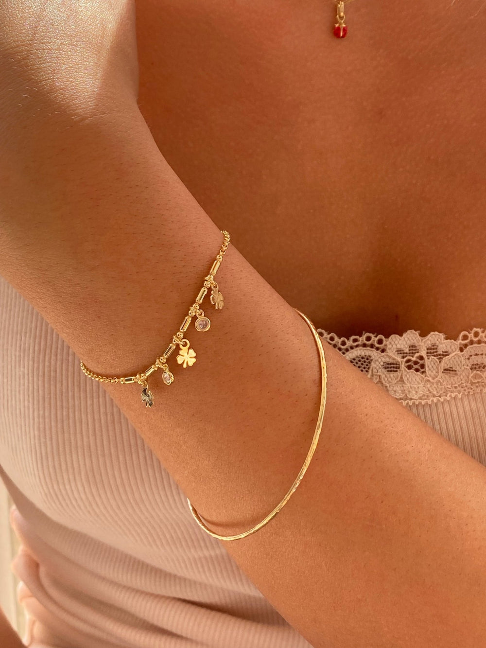 Schmaler goldener Armreif hammered für junge Frauen von Alicia's Diary