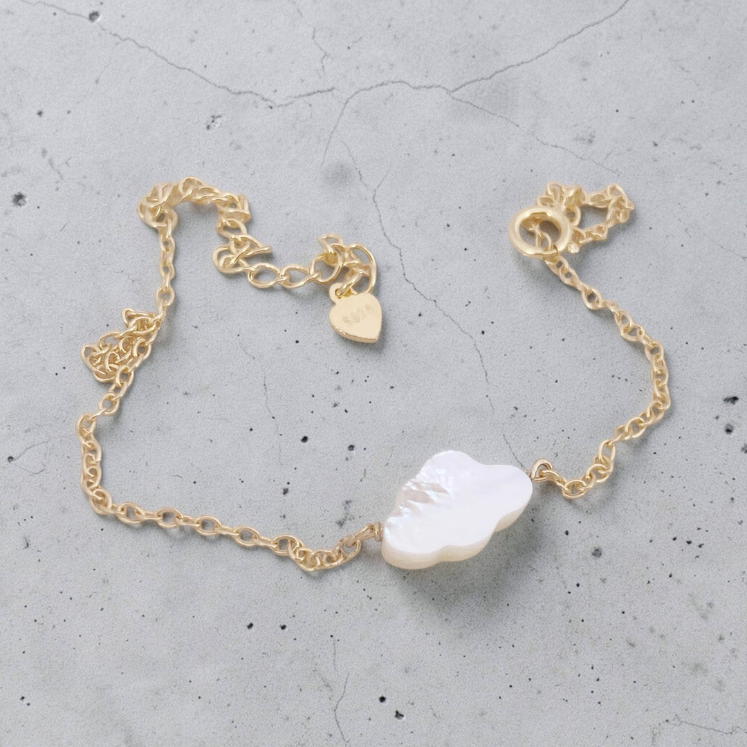 Vergoldetes Silber Armband mit Perlmutt Wolke, wasserfester cooler Strandschmuck, moderner Sommerschmuck von Alicia's Diary