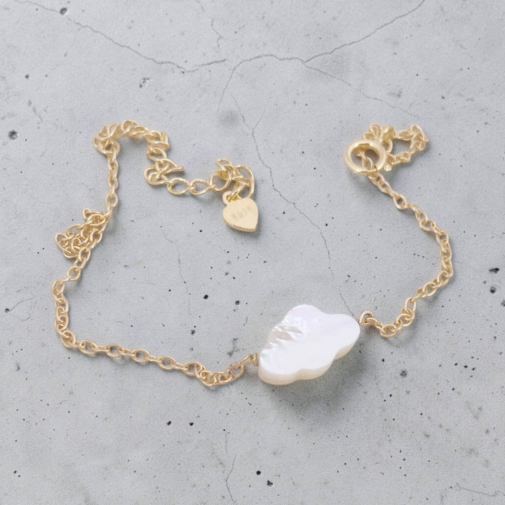 Vergoldetes Silber Armband mit Perlmutt Wolke, wasserfester cooler Strandschmuck, moderner Sommerschmuck von Alicia's Diary