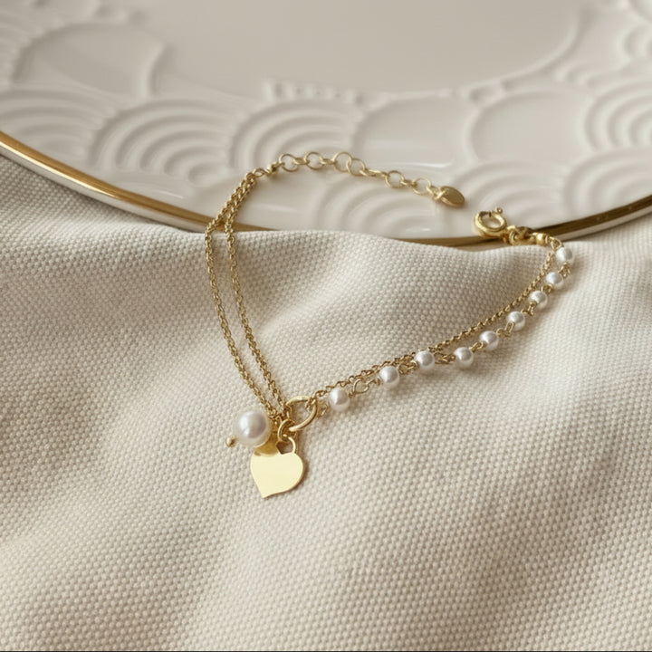 Goldenes Armband mit Herz Anhänger und Perlen, Schmuck Geschenk Idee für Mama, Frau, beste Freundin, Schmuck Inspo Clean Girl