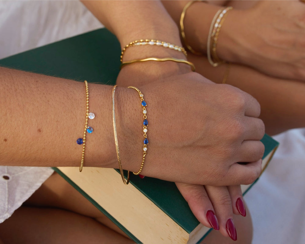 Goldenes Cluster Armband mit blauen Steinen für Armband Stacking aus dem Jewelrs Online Shop Alicia's Diary