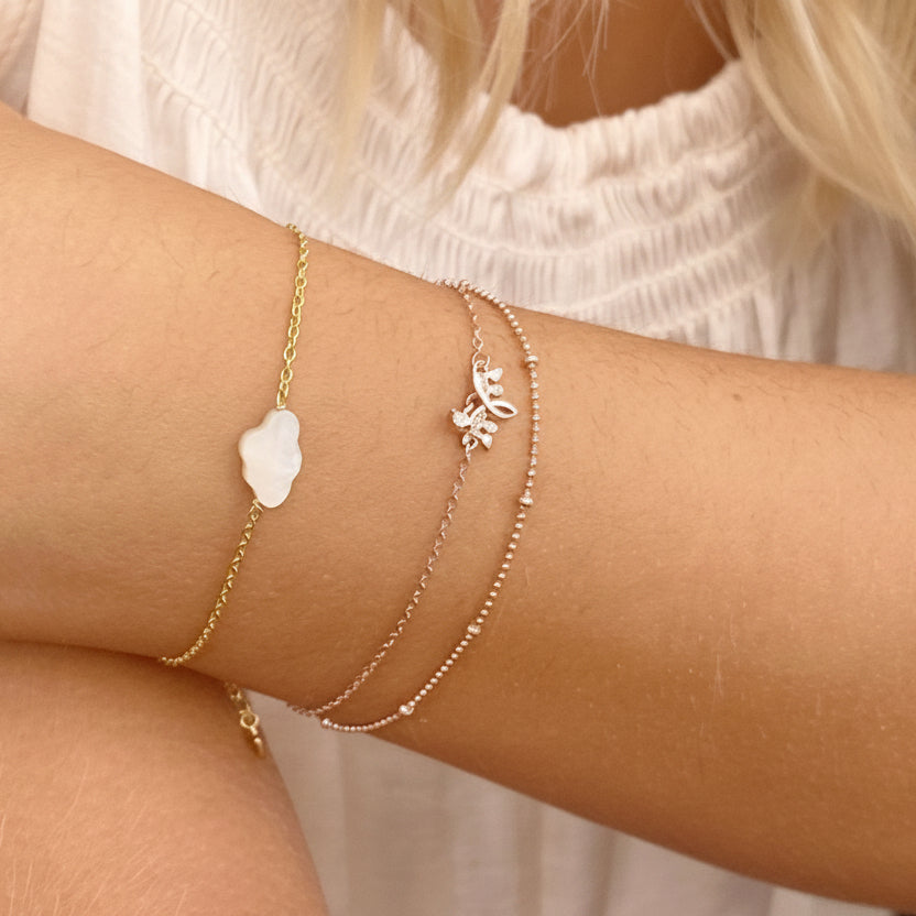 Allergikerfreundliches Armband im Stacking Look am Arm von blonder Frau mit gebräunter Haut von Schmuckmarke Alicia's Diary