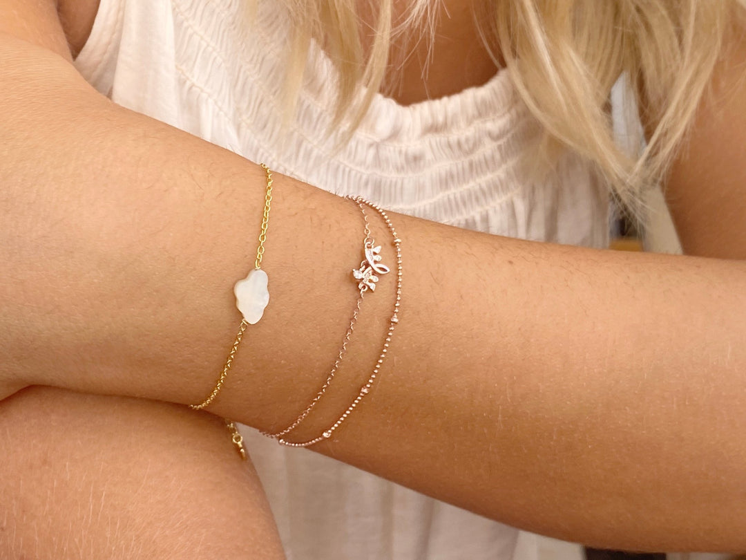 Allergikerfreundliches Armband im Stacking Look am Arm von blonder Frau mit gebräunter Haut - ALICIA'S DIARY