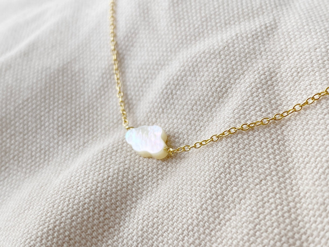 Golden vergoldetes Wolkenarmband mit Perlmutt, stilvolle Geschenkidee für authentische junge Frauen von ALICIA'S DIARY