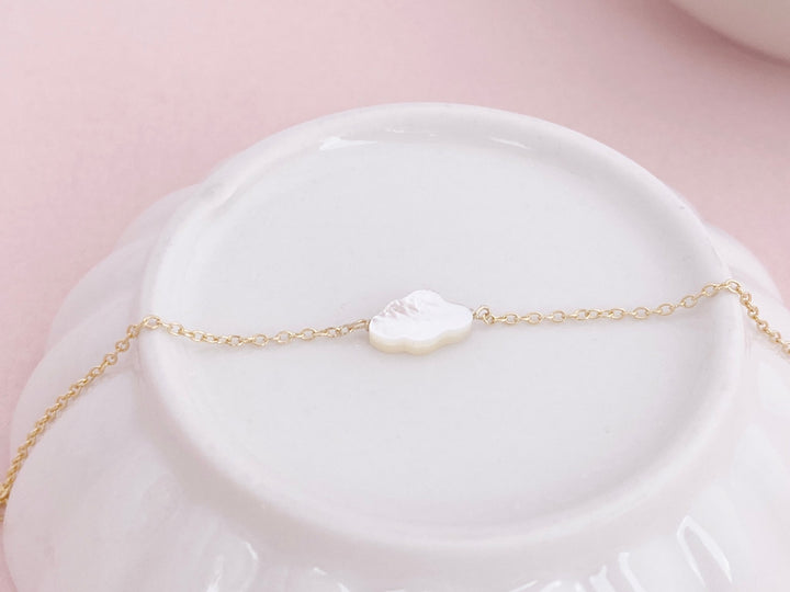 Goldenes Armband im Minimalistic Stil mit Wolken-Charm aus echtem Perlmutt von ALICIA'S DIARY