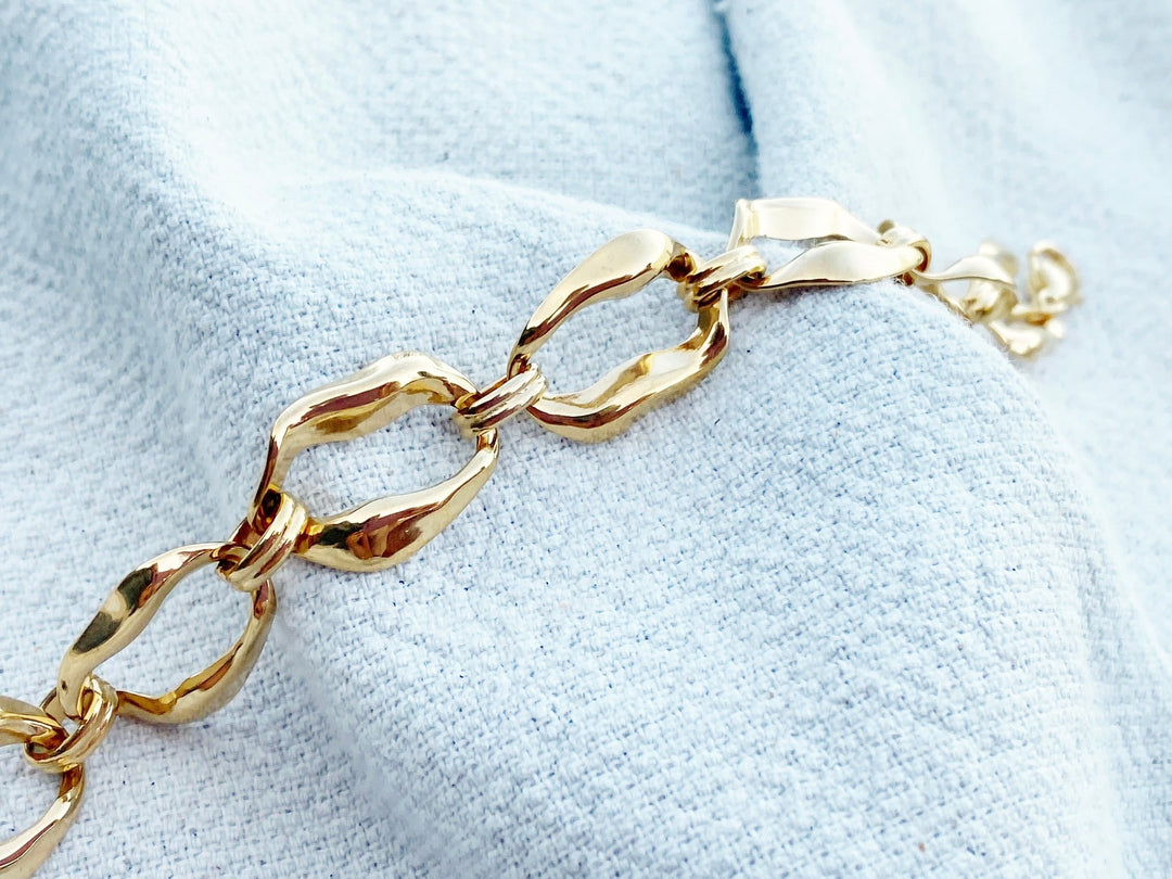 Goldenes Armband im Chunky Style auf Strand-Handtuch für Beach Girl Outfits, schöner Schmuck von Alicia's Diary