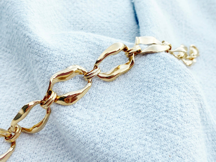 Goldenes Armband im Chunky Style auf Strand-Handtuch für Beach Girl Outfits, schöner Schmuck von Alicia's Diary