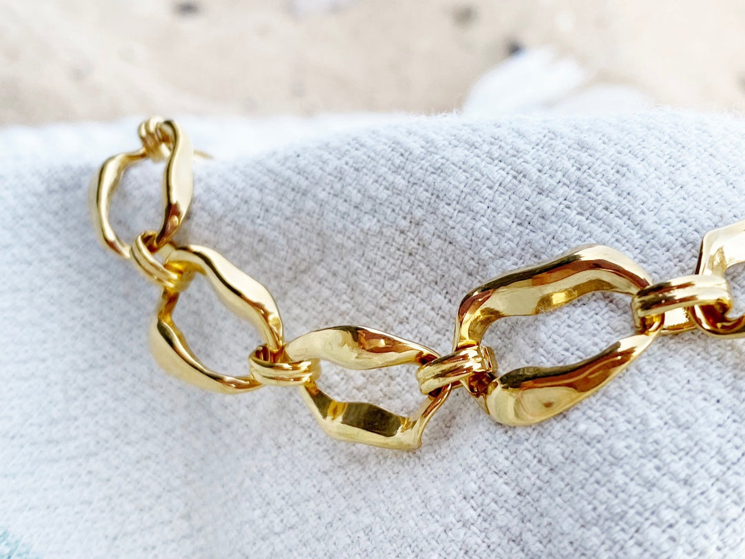 Goldenes Armband im Chunky Style auf Strand-Handtuch, Leinen Tuch für Beach Girl Outfits, schöner Schmuck von Alicia's Diary