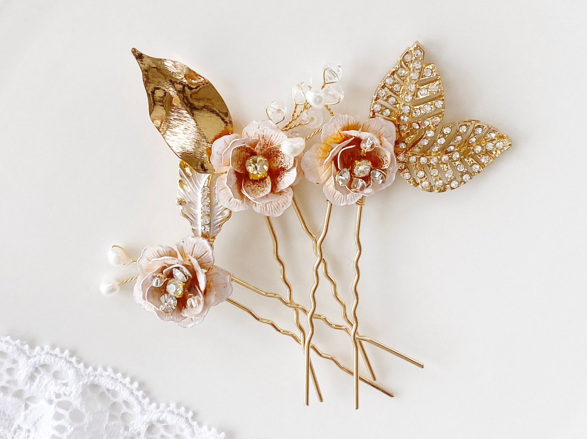 Goldener Haarschmuck mit Rosen in Blush, Puder und Ivory für Boho Braut in Standesamt, Rose Braut Haarpins von Alicia's Diary