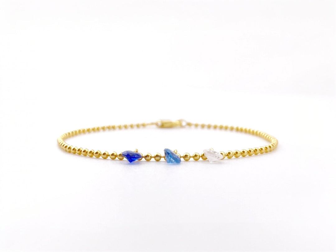 Goldenes Kugel-Armband mit blauen Diamanten Anhängern, schönes Armband für junge Frauen von Alicia&