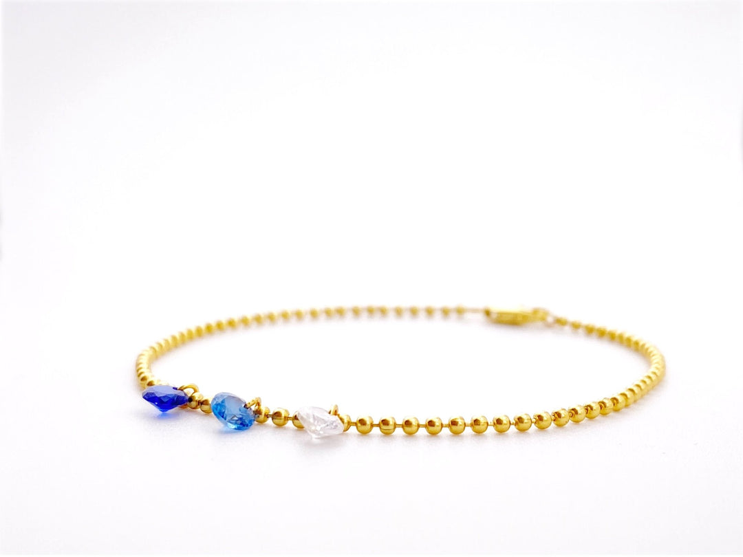 Vergoldetes Silber Armband mit goldenen Kugel Perlen und blauen Diamant Kristall Anhängern, schöner Schmuck von Alicia's Diary