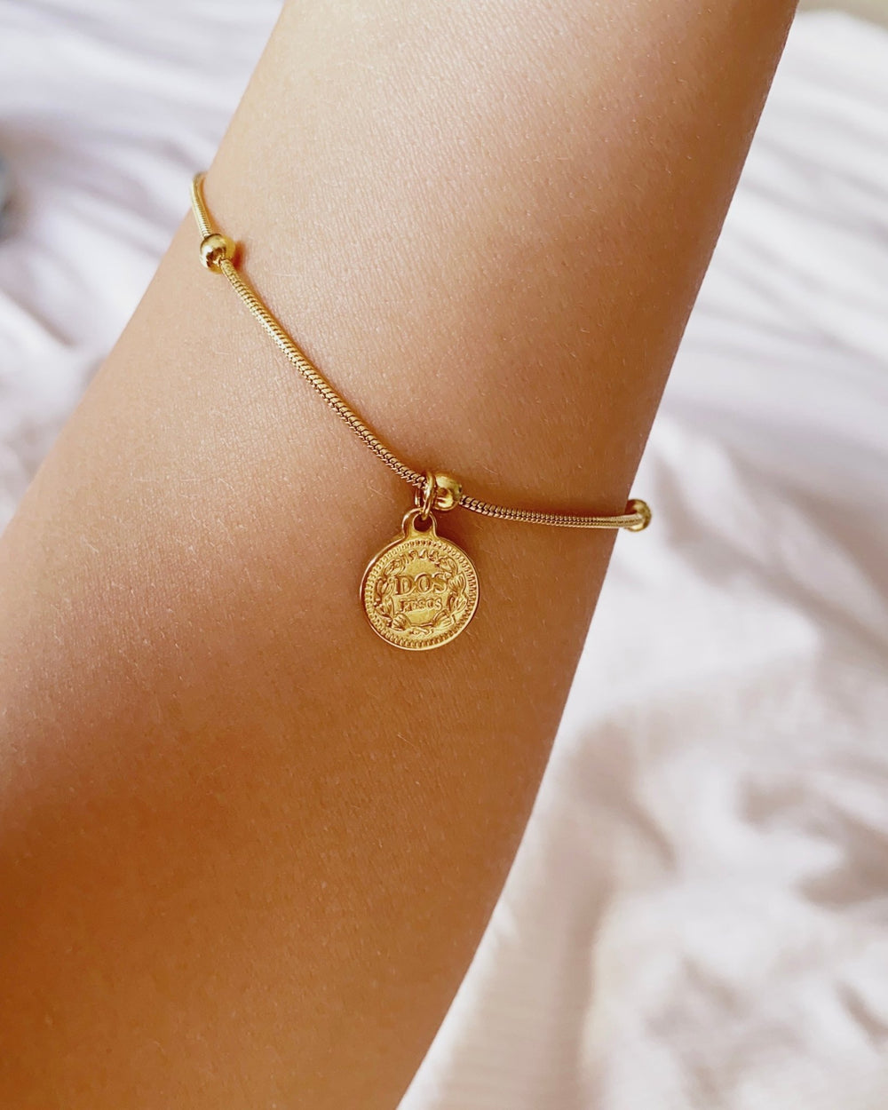 Goldenes Armband mit Münz Charm aus wasserfestem Edelstahl mit Kugeln, Schlangenarmband für junge Frauen und Mädchen