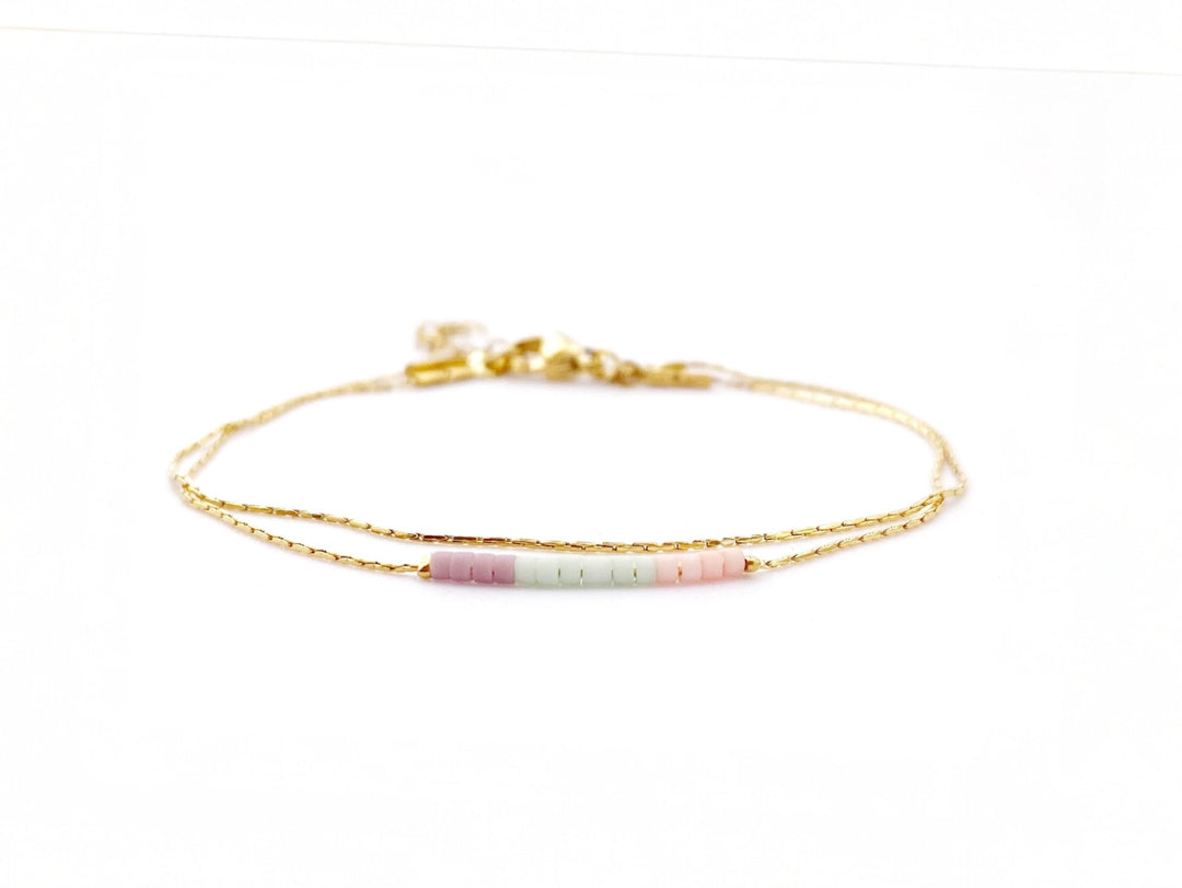 Goldenes Multilayer Armband mit Miyuki Perlen vor weißem Hintergrund