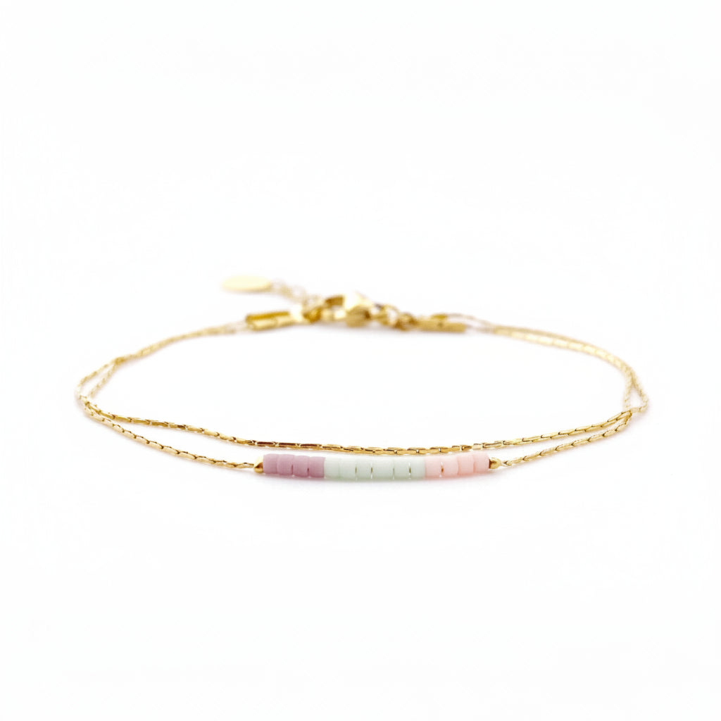 Goldenes Multilayer Armband mit Miyuki Perlen vor weißem Hintergrund, Schmuck für junge Frauen und Mädchen Jewelry Online Shop 