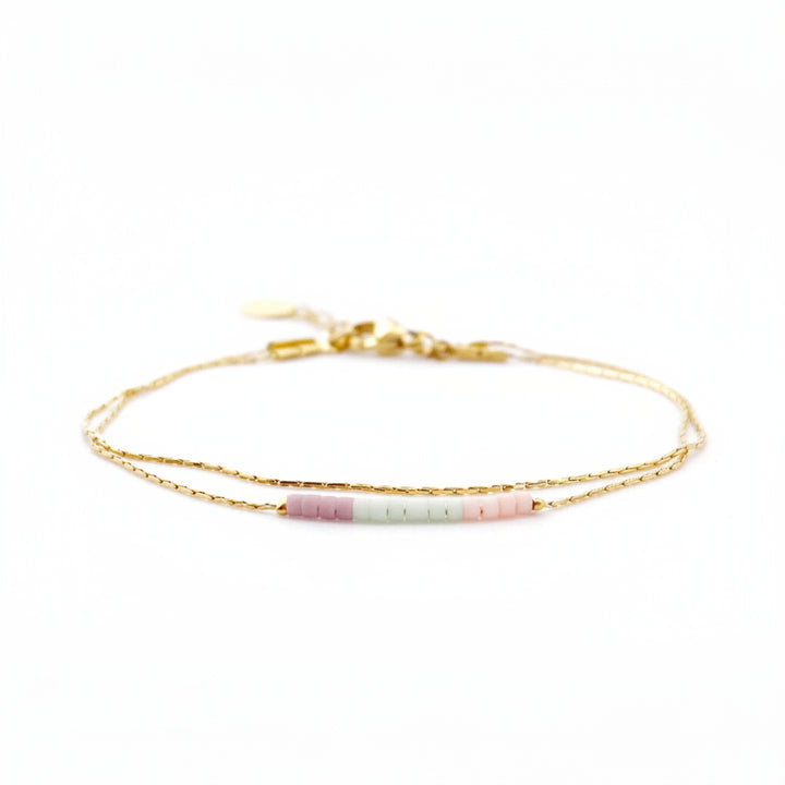Goldenes Multilayer Armband mit Miyuki Perlen vor weißem Hintergrund, Schmuck für junge Frauen und Mädchen Jewelry Online Shop 