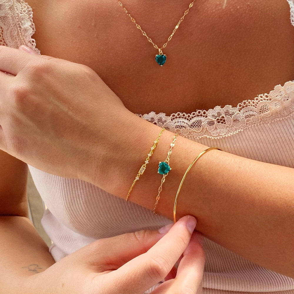 Wie kombiniere ich verschiedene Schmuckstücke, Schmuckratgeber Arm Stack gold, Schmuck mit Herzen Anhänger