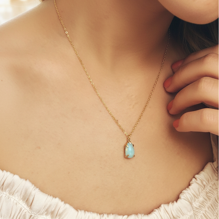 Goldene Goldfill Halskette mit unregelmäßigem Amazonit Anhänger in schöner Fassung, besonderer Schmuck für junge Frauen von Alicia&