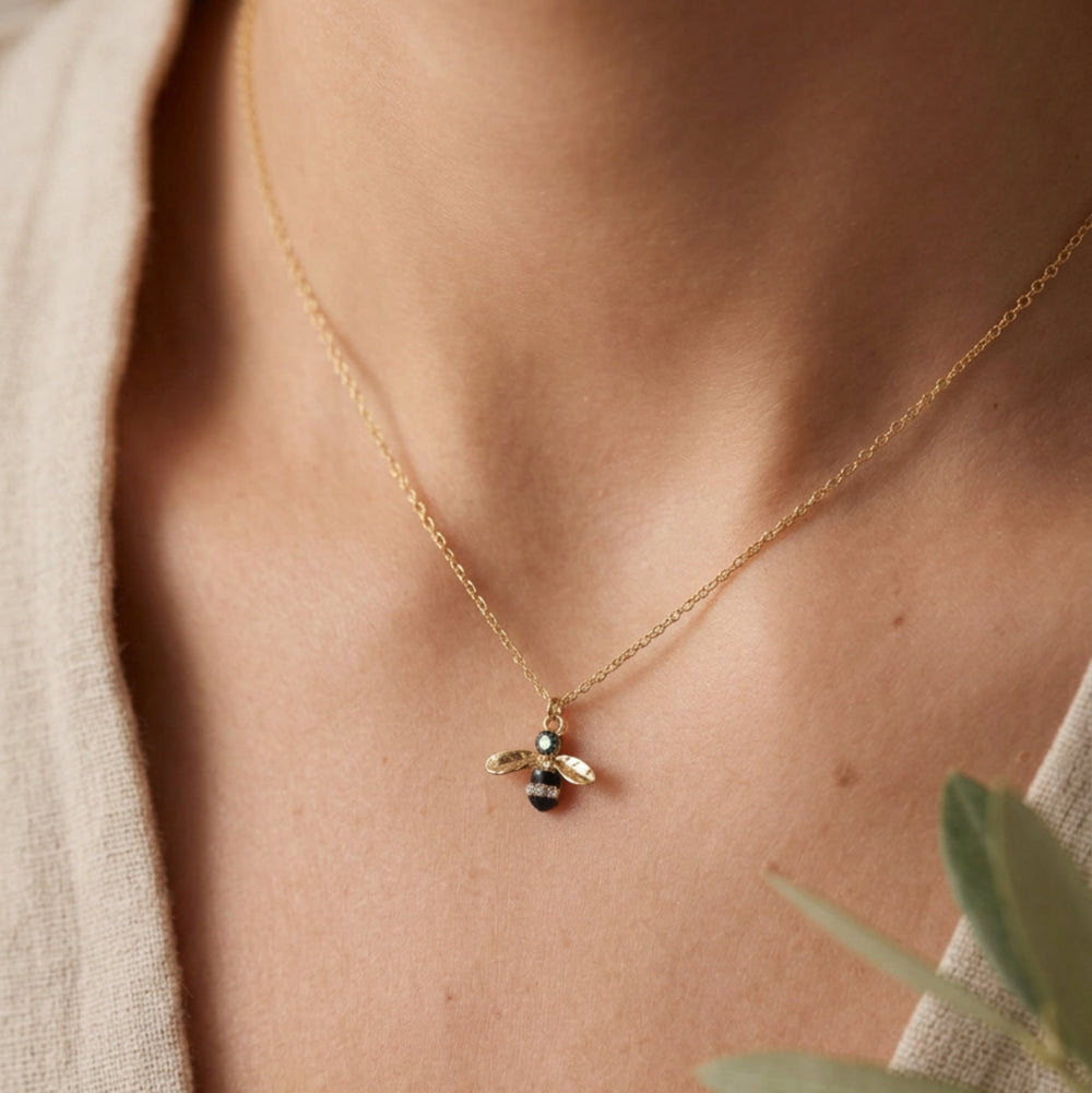 Goldene Kette mit Honigbiene und grünem Kristall Stein, junger moderner Schmuck von