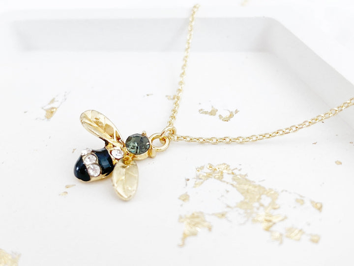 Goldene Kette mit Honigbiene und grünem Kristall Stein, junger moderner Schmuck von Alicia&