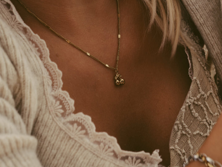 Zarte Edelstahl Halskette gold mit Kirschanhänger, wasserfester Schmuck, hypoallergene Kette für junge Frauen und Kinder