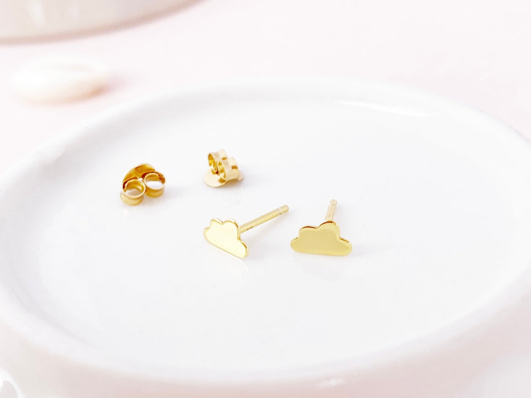 Moderner Schmuck mit Wolken für Kinder und junge Frauen, goldene Ohrstecker von Alicia's Diary