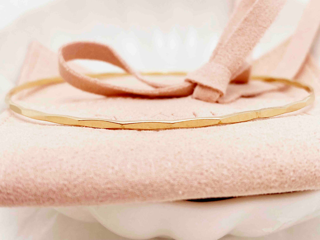 Goldfill Armreif mit gehämmerter Struktur als liebevolles Geschenk für Sie - ALICIA'S DIARY