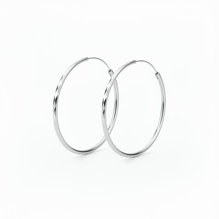 Große silberne Creolen mit Struktur, Ohrringe hängend, big hoops, Schmuck online bestellen
