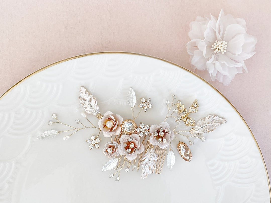 Boho Chic Braut Haarschmuck mit Blumen und Glitzer, Vintage Style Hochzeit Half Up Down Frisur Accessoires von Alicia's Diary