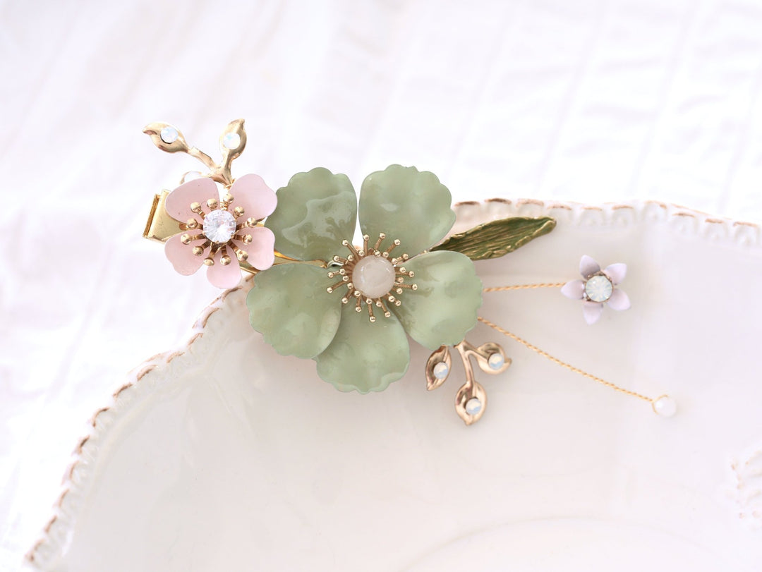 Golden Twentier Outfit Damen Hochzeit Braut, Hochzeitsgäste Styling, Haarschmuck, Half Up Half Down von Alicia&