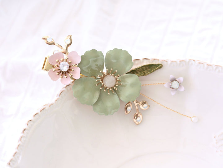 Golden Twentier Outfit Damen Hochzeit Braut, Hochzeitsgäste Styling, Haarschmuck, Half Up Half Down von Alicia&