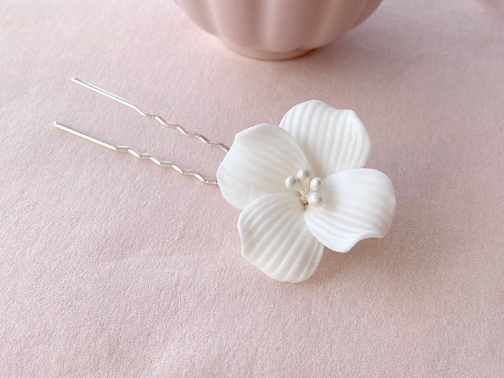Haarpin mit Blume für ein klassisches weißes Braut-Outfit, Braut Frisur mit Blüten für die moderne Braut von Alicia's Diary