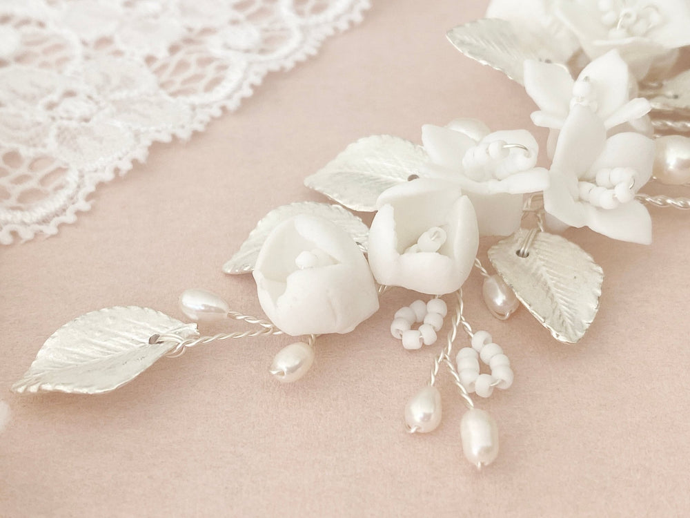 Feiner Haarschmuck Braut Julia, zarte Porzellan Blüten - silber