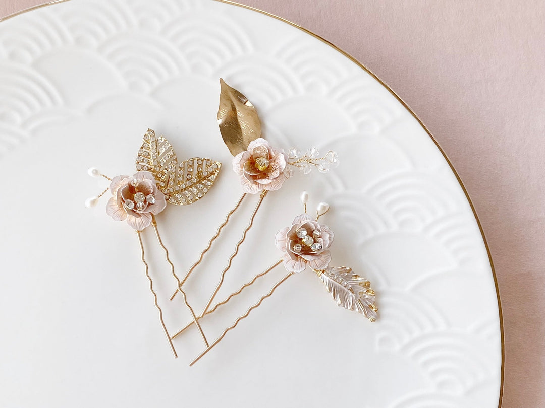 Goldenes Haarnadel Set mit Blumen für Prinzessin-Braut, Boho-Braut, Hochzeit Accessoires in Ivory, Puder von Alicia's Diary
