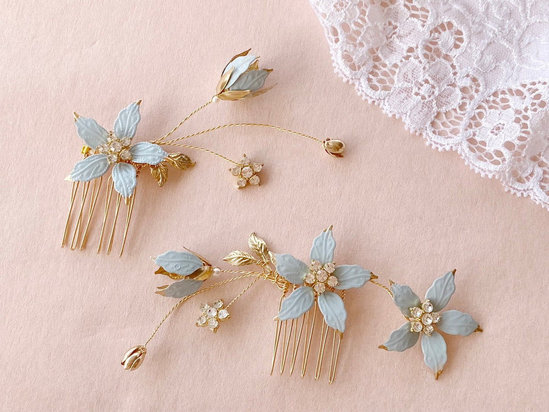 Brauthaarschmuck für Hochzeit unter der Woche mit blauen Blumen und Glitzer von Alicia's Diary