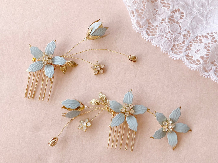 Brauthaarschmuck für Hochzeit unter der Woche mit blauen Blumen und Glitzer von Alicia's Diary
