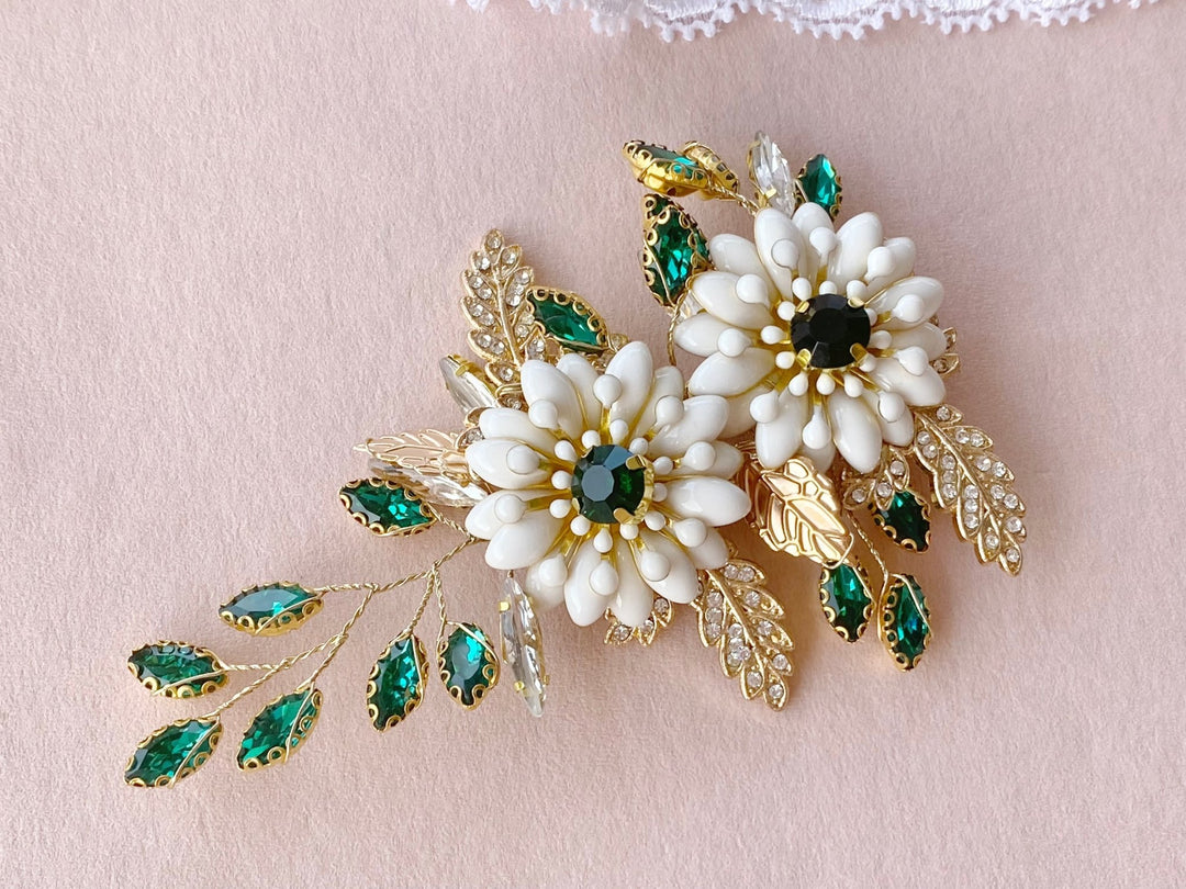 Passend zu deinem Vintage Kleid Braut: goldene Braut Haarspange mit grünen Steinen von Alicia's Diary